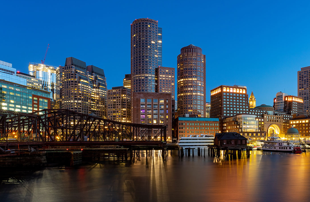 أفق مدينة بوسطن ليلاً أمام نهر تشارلز